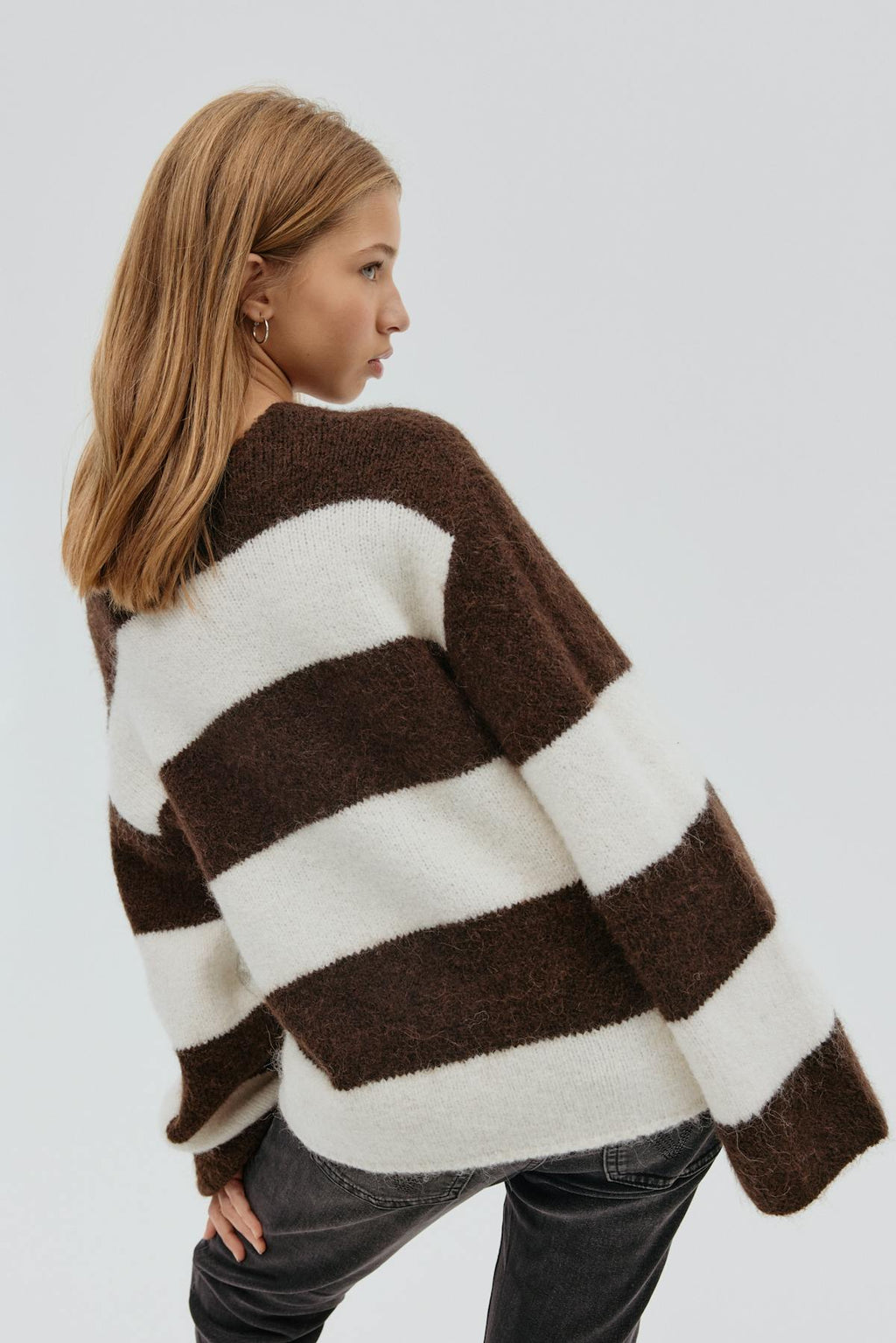 Y striped knitted sweater