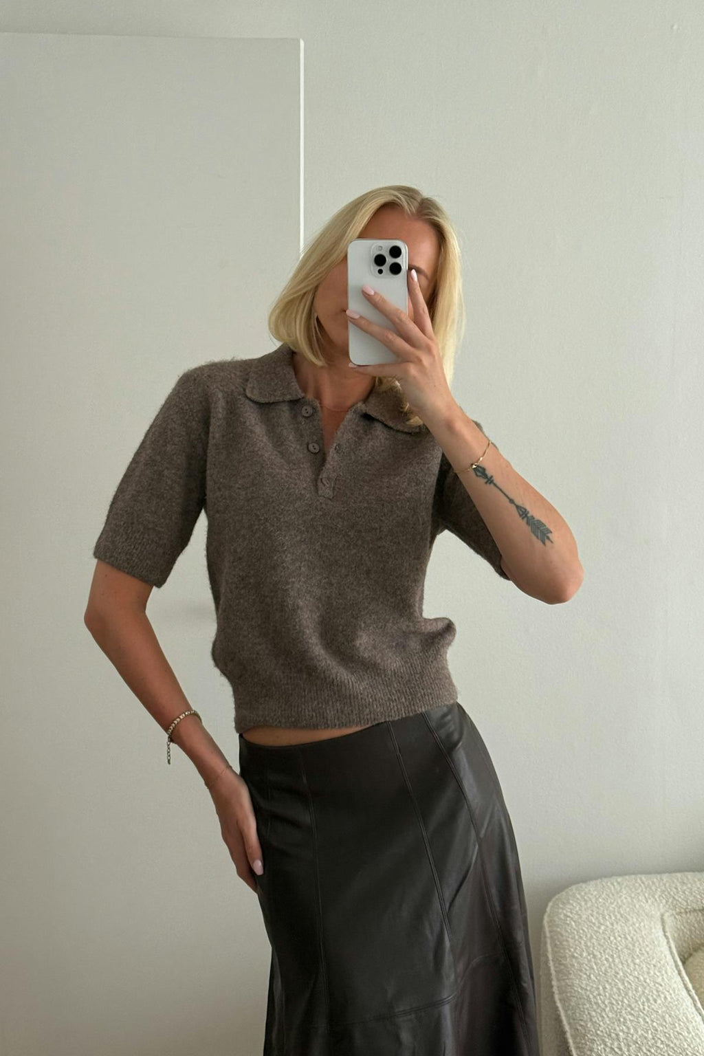 Short sleeve knit collar top