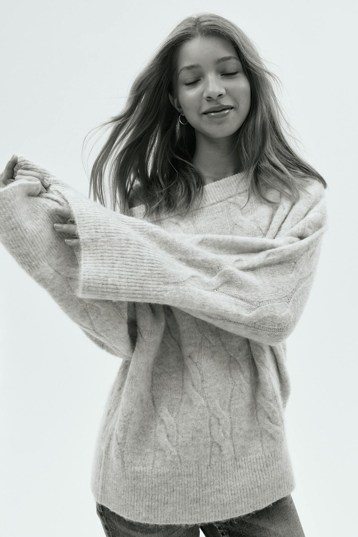 Y cable knitted sweater