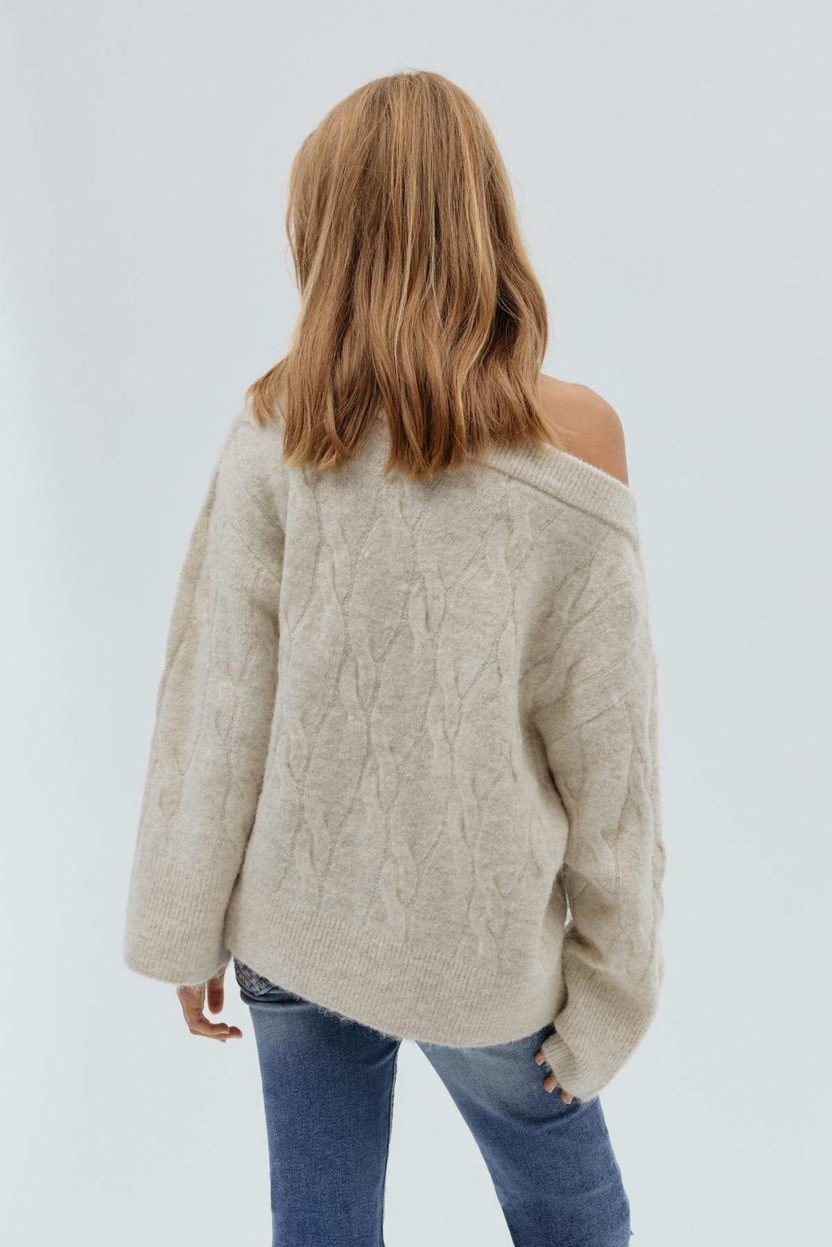Y cable knitted sweater
