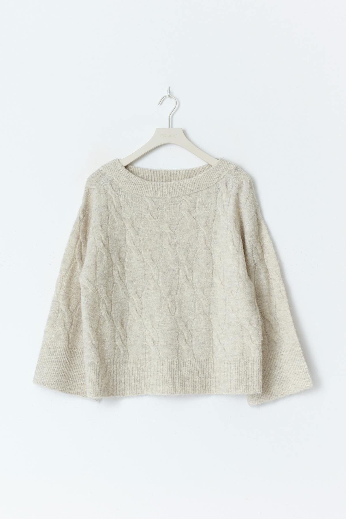 Y cable knitted sweater