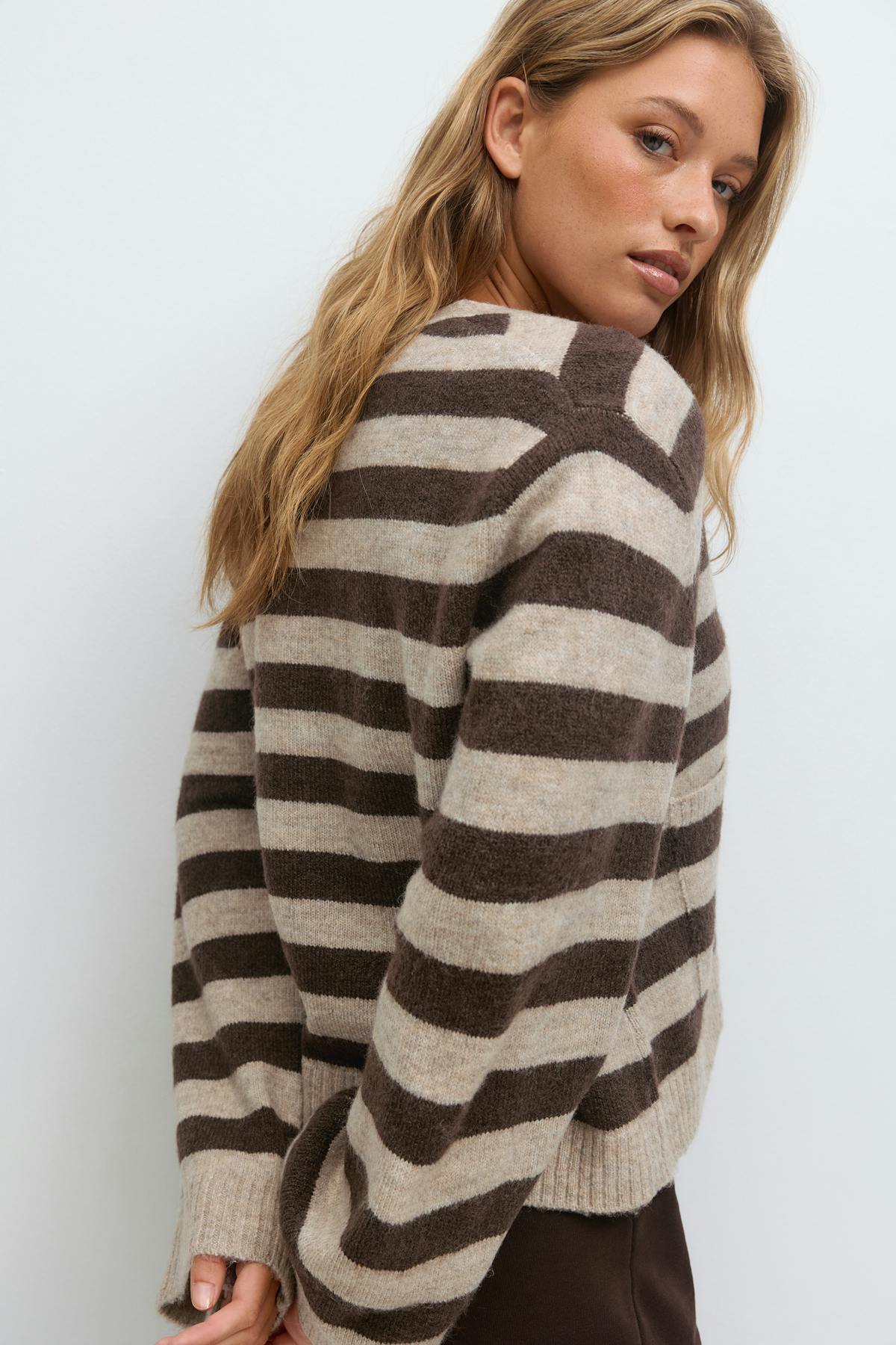Knitted pocket cardigan
