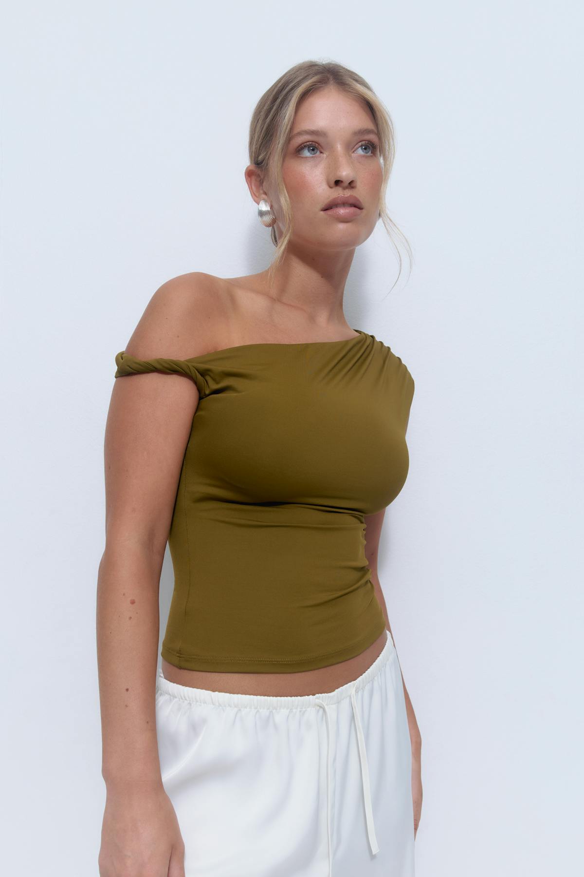 Asymmetric micro top