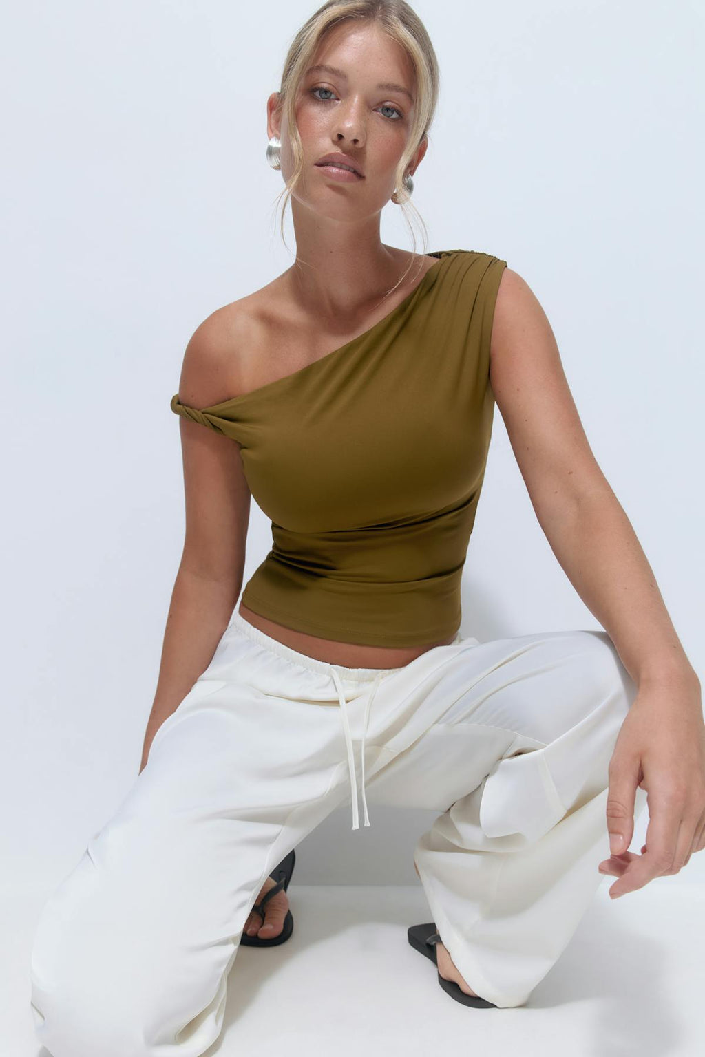 Asymmetric micro top