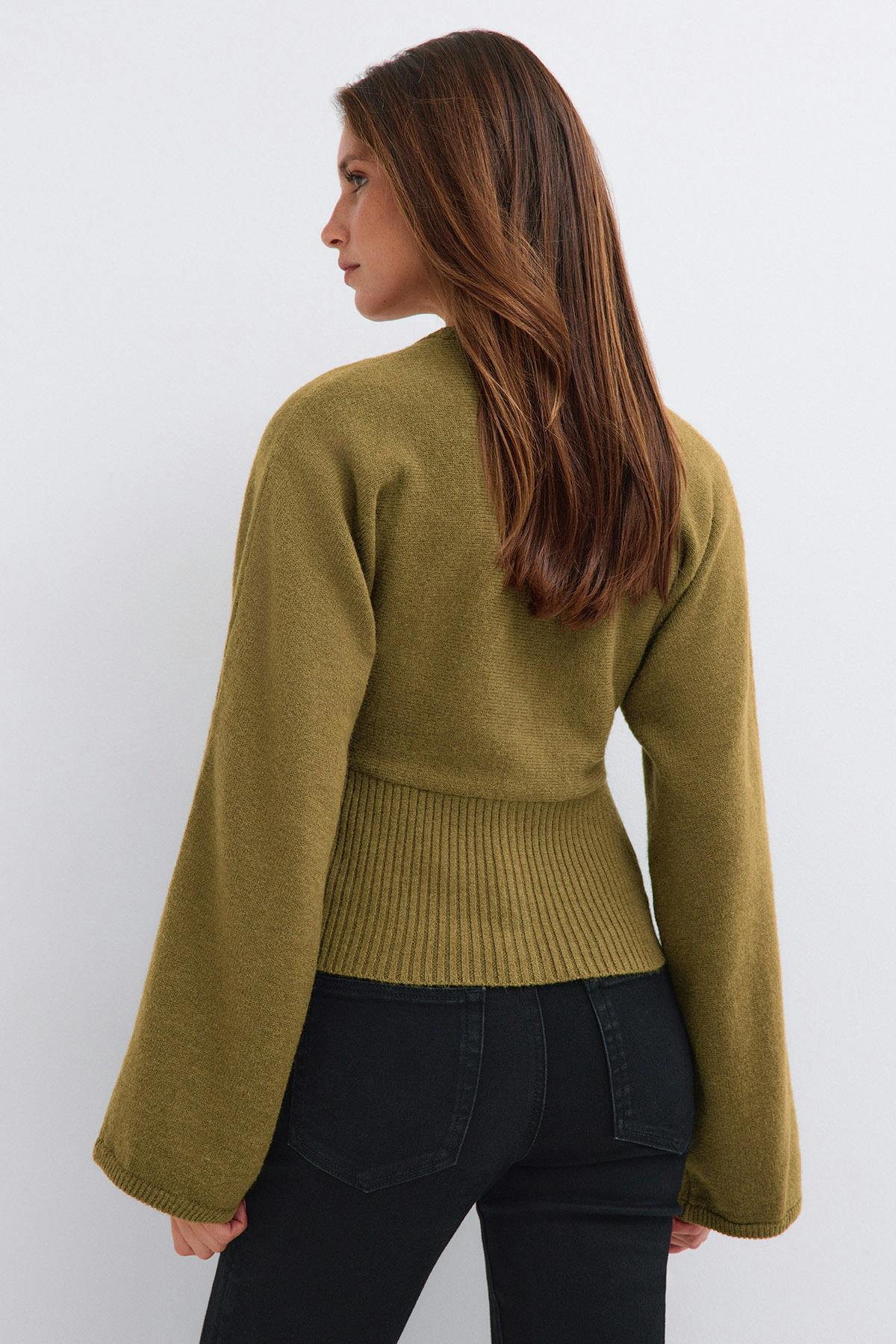 Fitted waist knitted cardigan