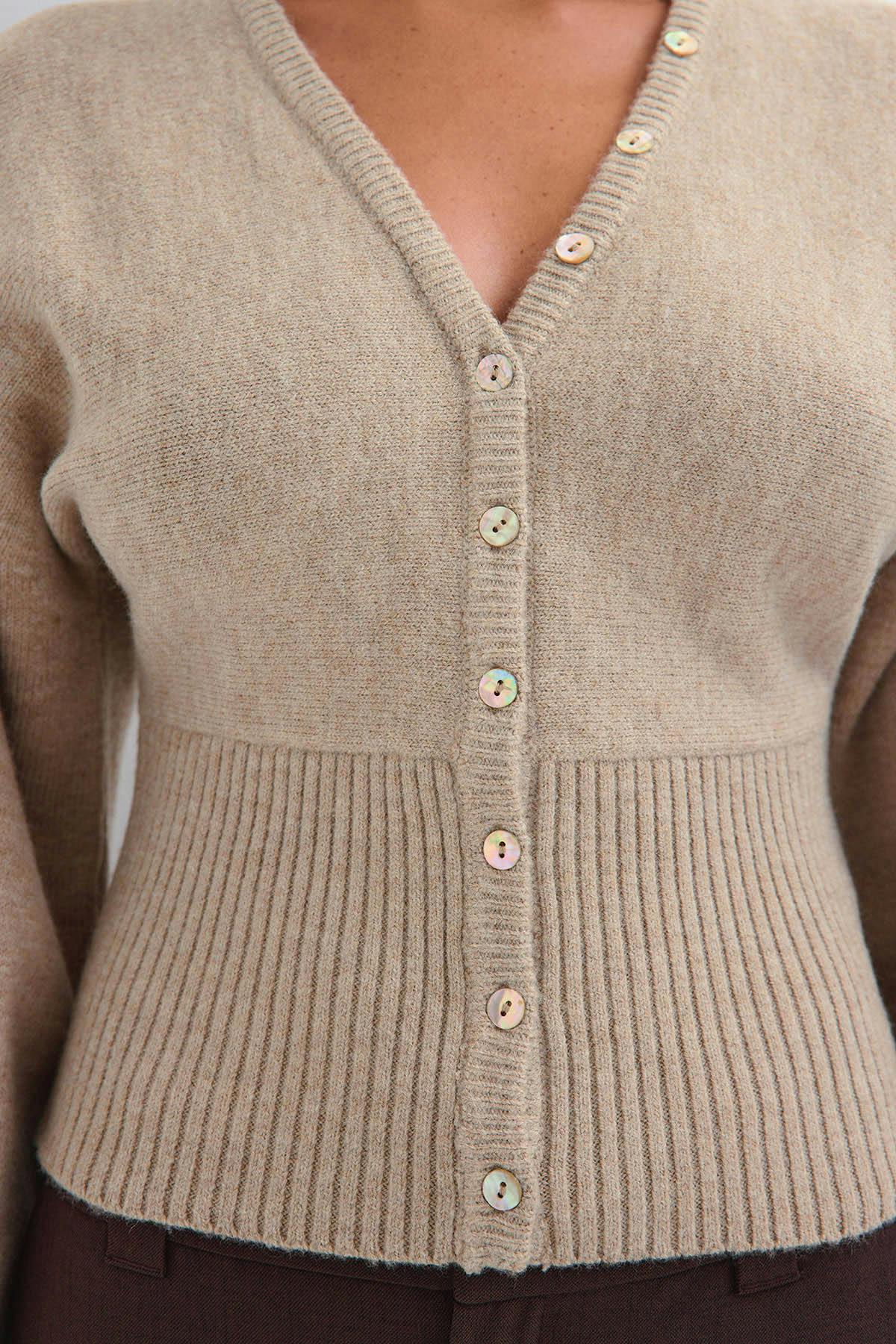 Fitted waist knitted cardigan