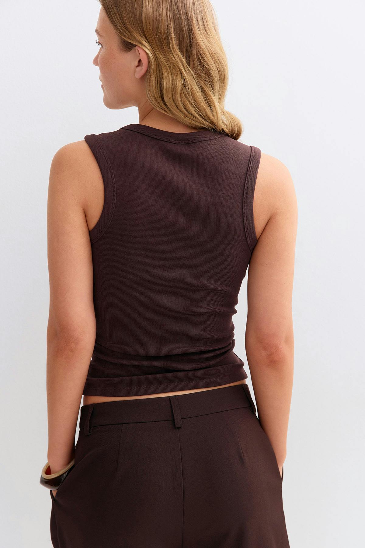 Tight v-neck rib tank