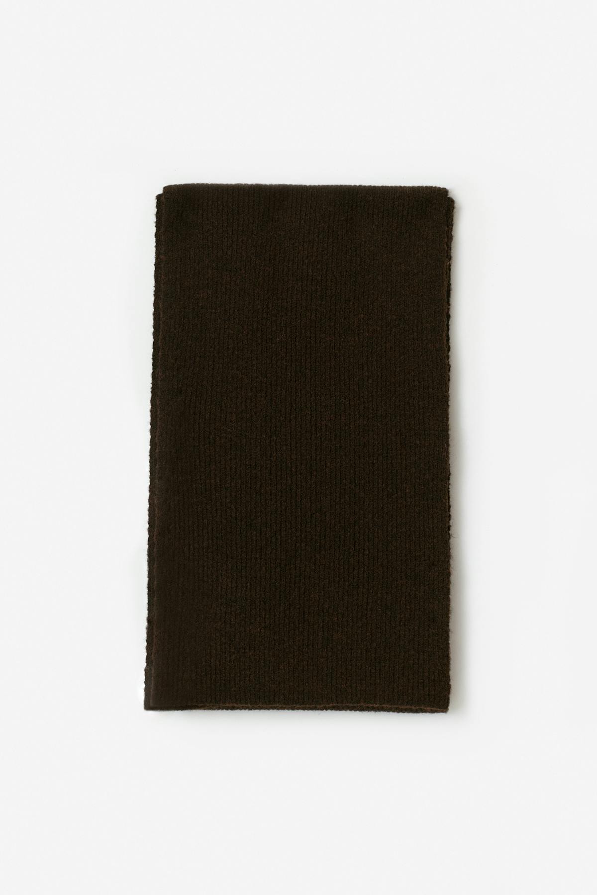 Rib knitted scarf
