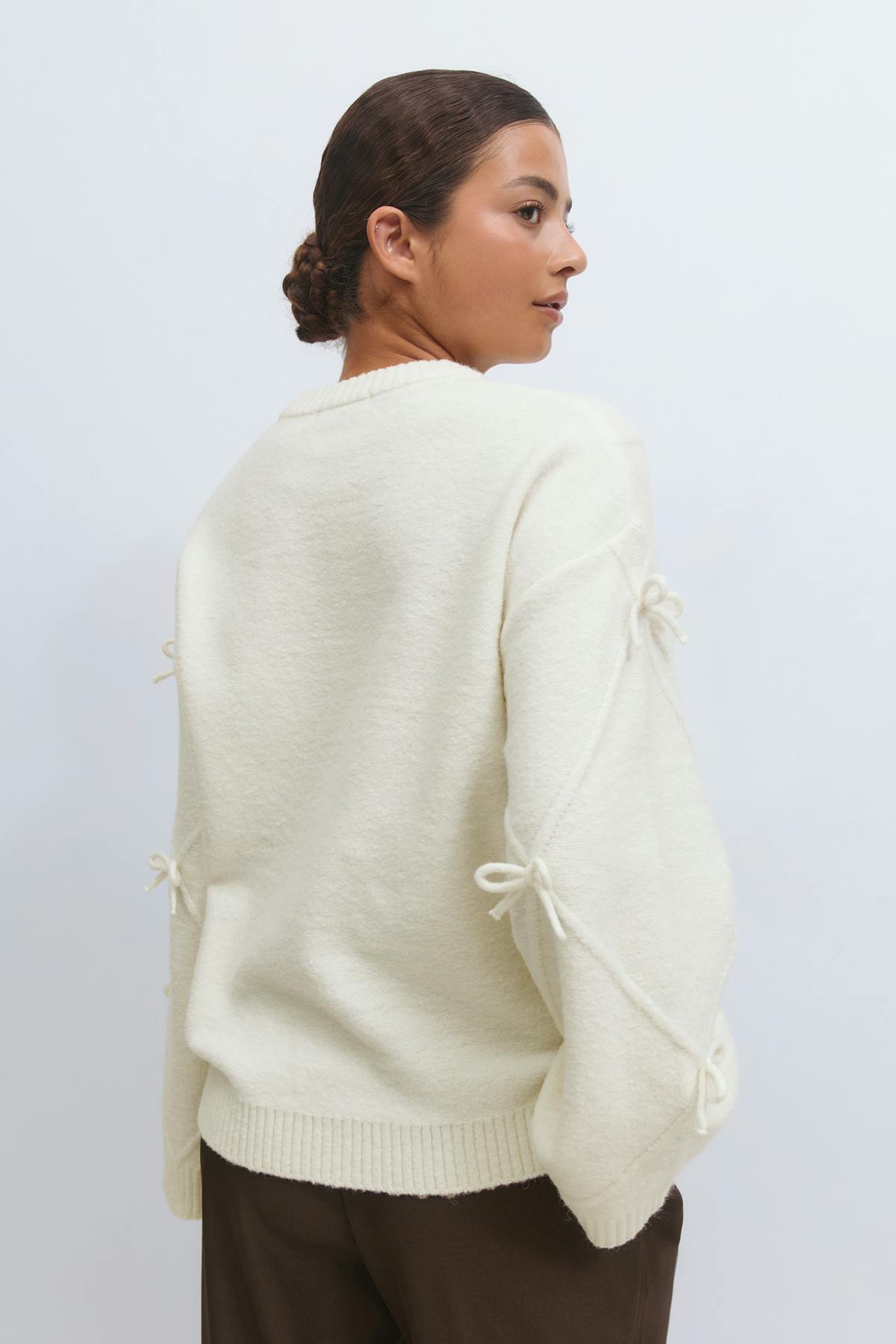 Knitted bow sweater