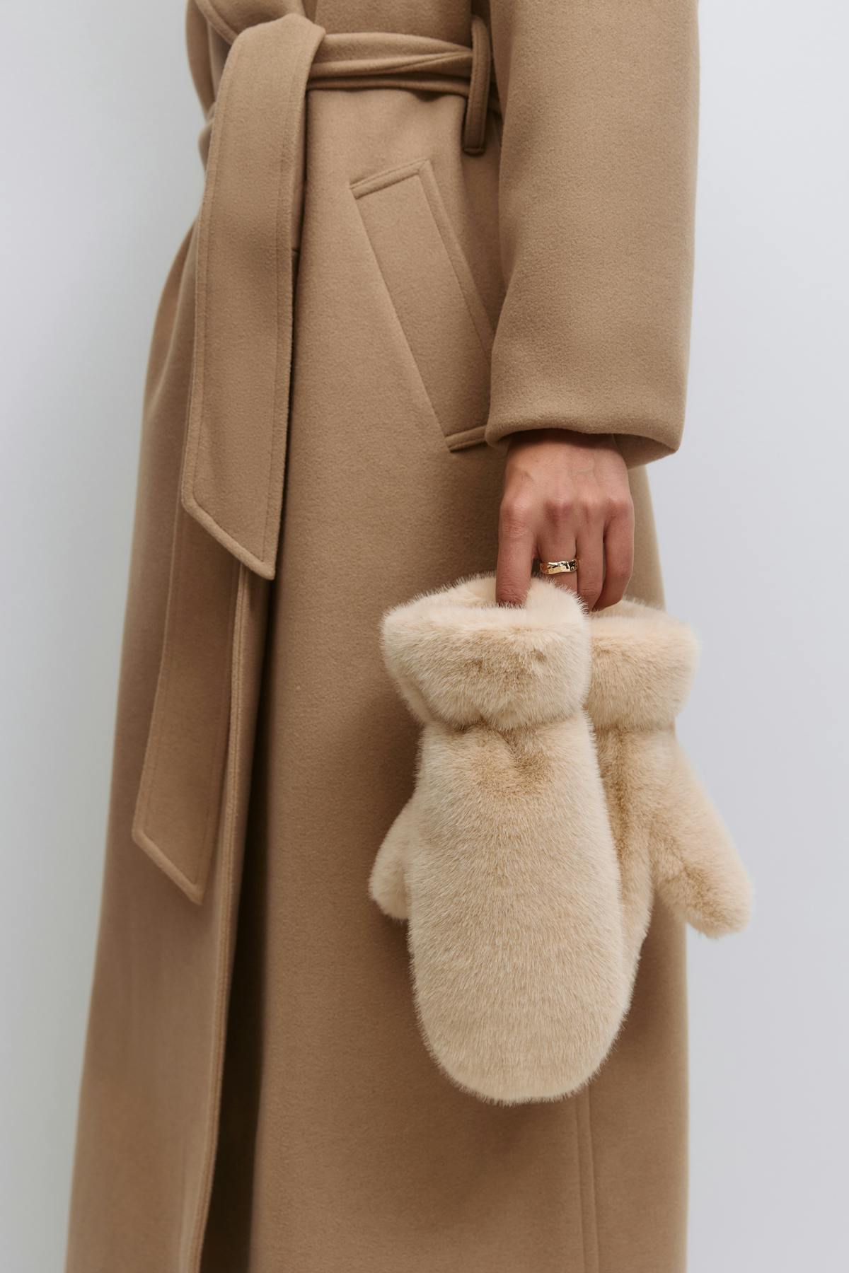 Faux fur mittens