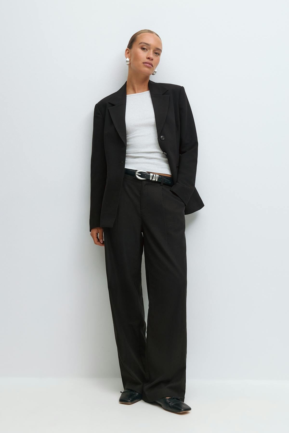 Mid waist pleated trousers
