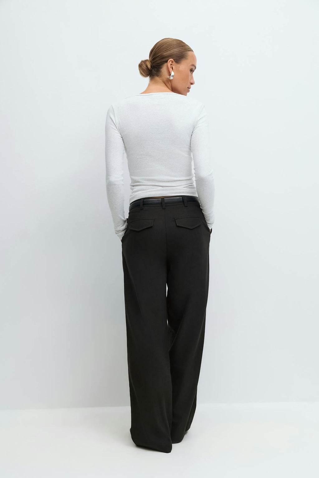 Mid waist pleated trousers