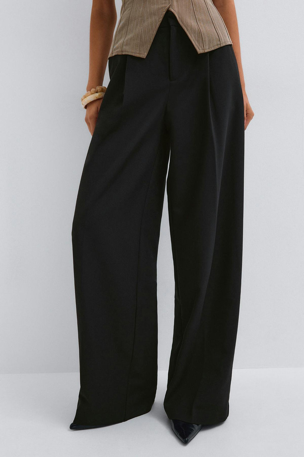 Wide pleated trousers
