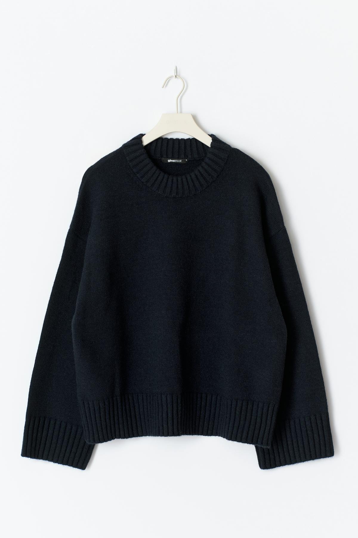 Crew neck knitted sweater