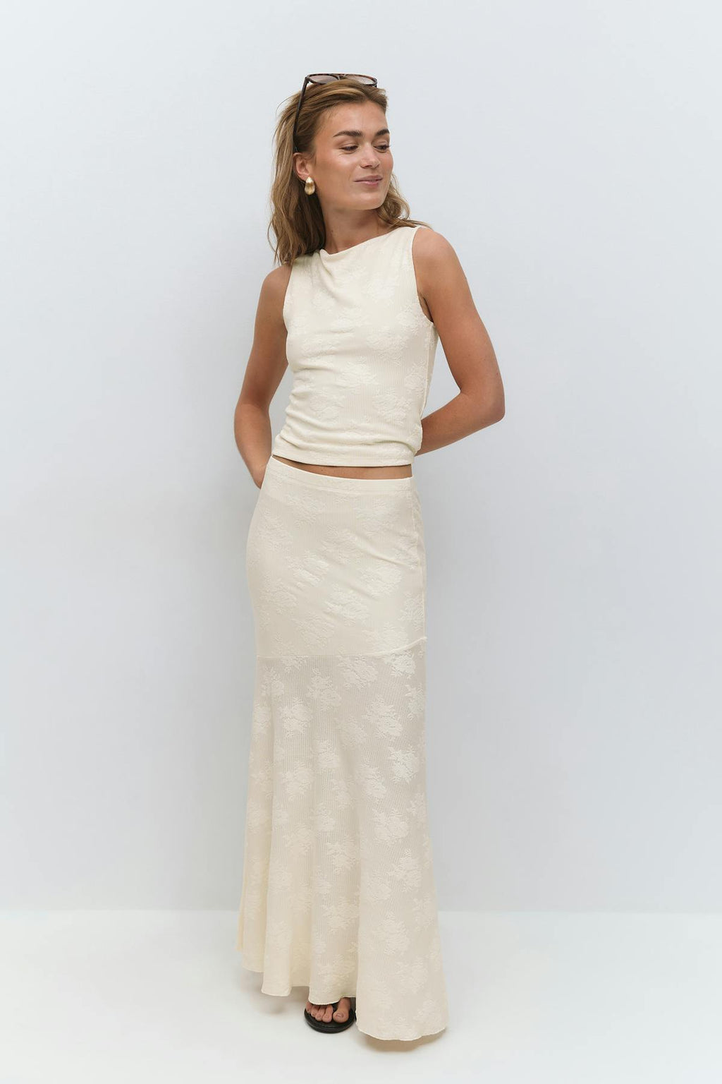 Jacquard tank