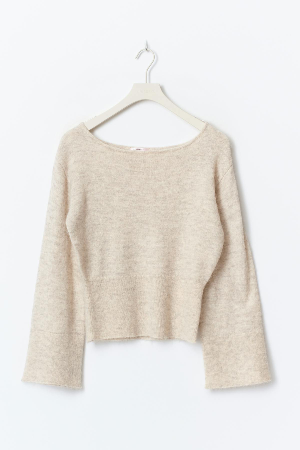 Y shaped knitted sweater