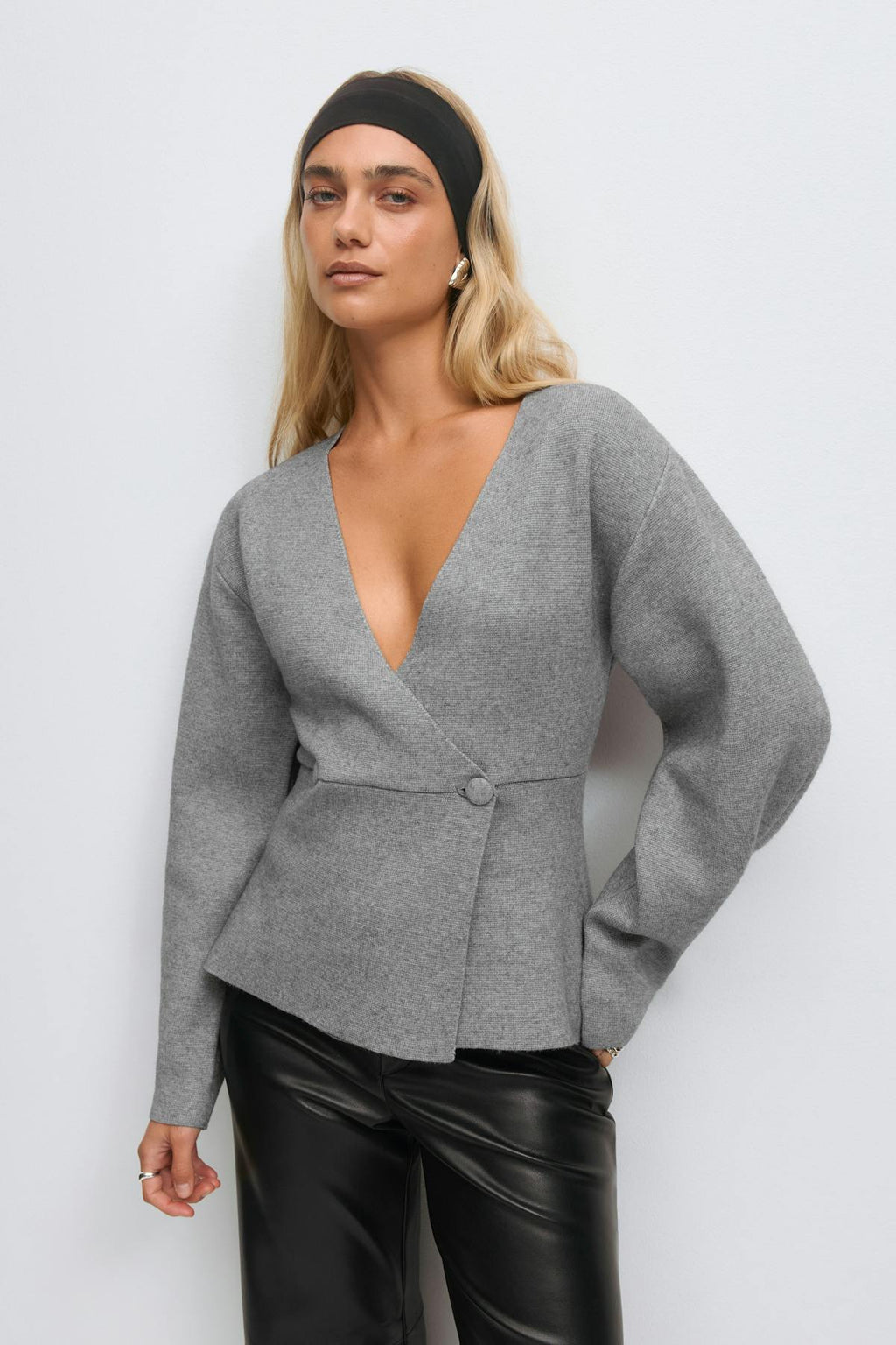 Shaped knitted cardigan