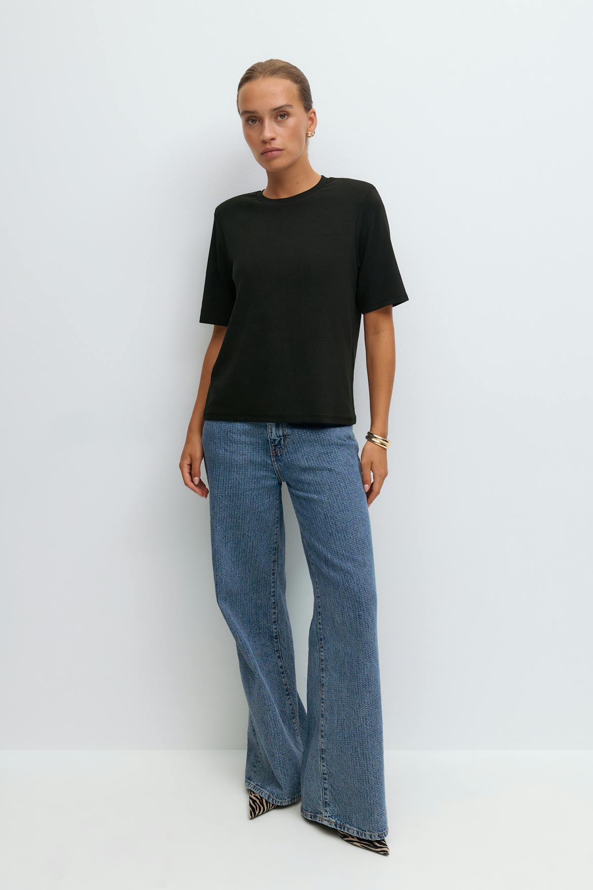 Shoulder pads tee
