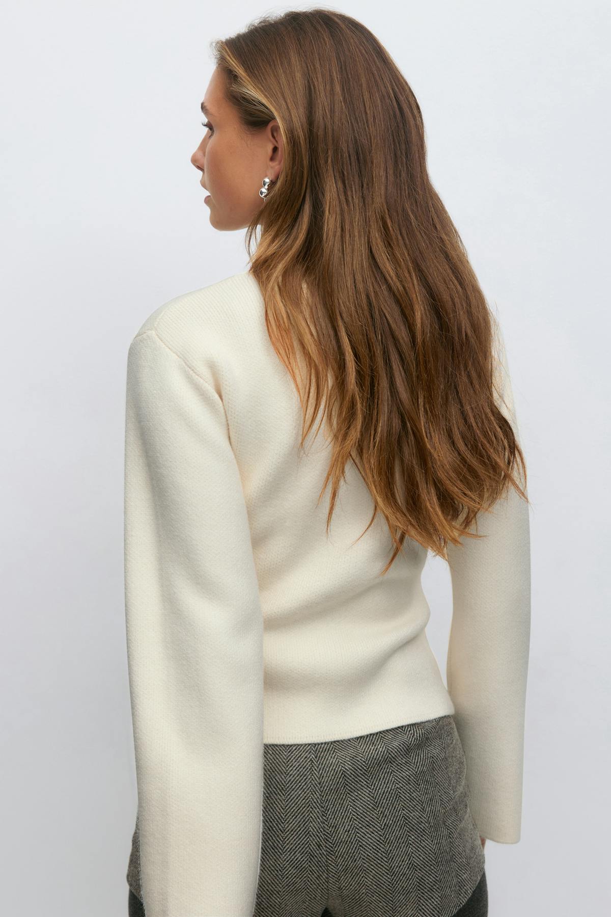 Shaped knitted cardigan
