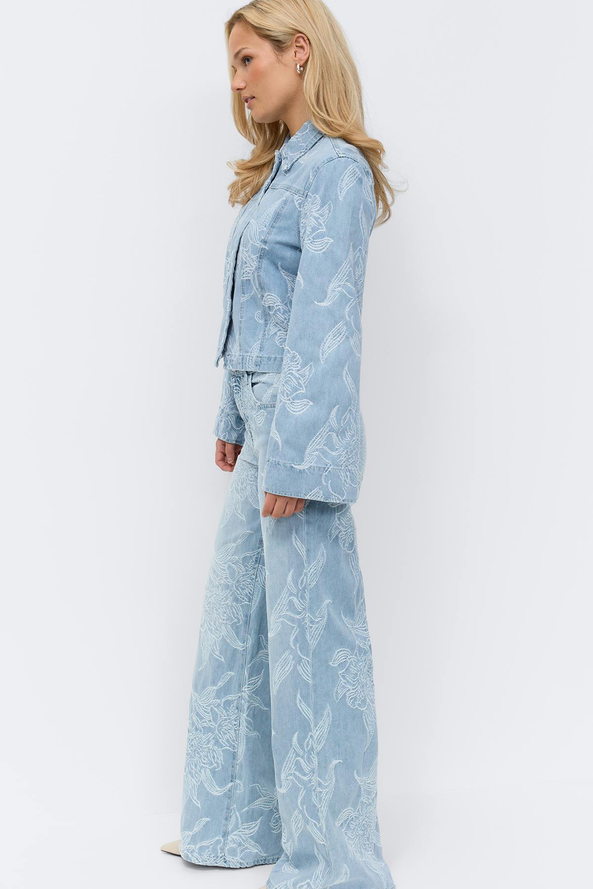 Embroidery jeans