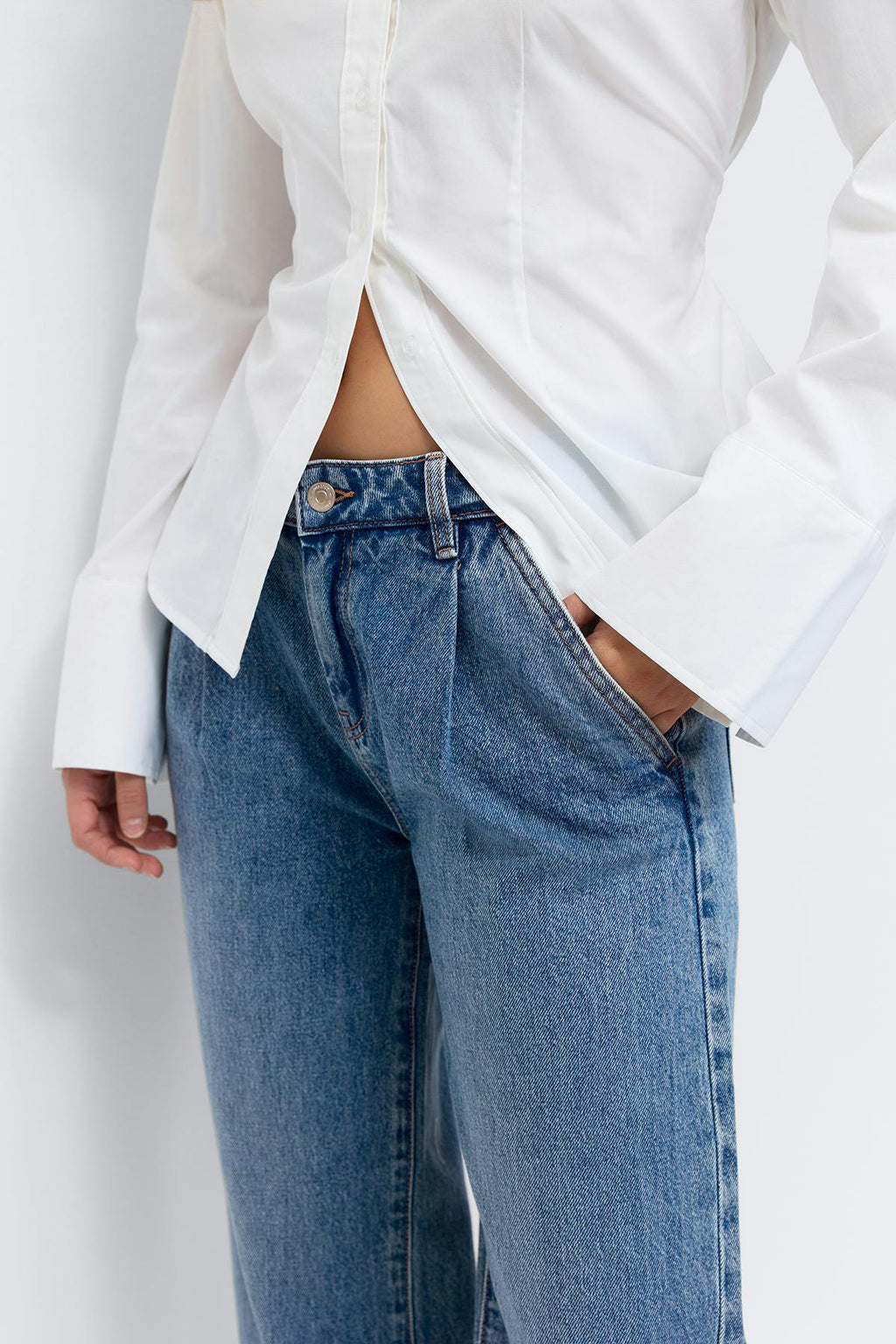 Pleated slouchy jeans