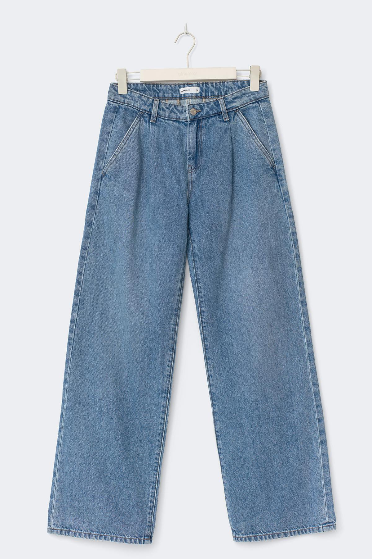 Pleated slouchy jeans