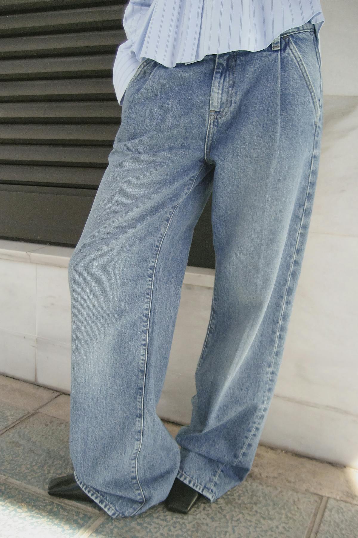 Pleated slouchy jeans