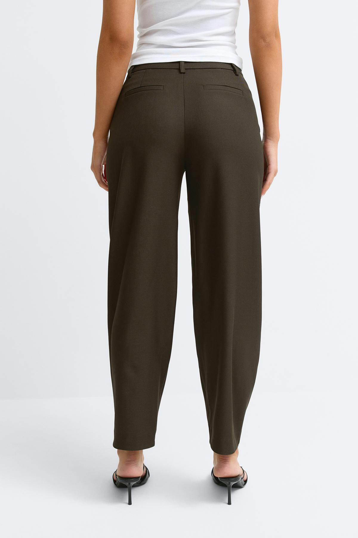 Mid waist barrel trousers