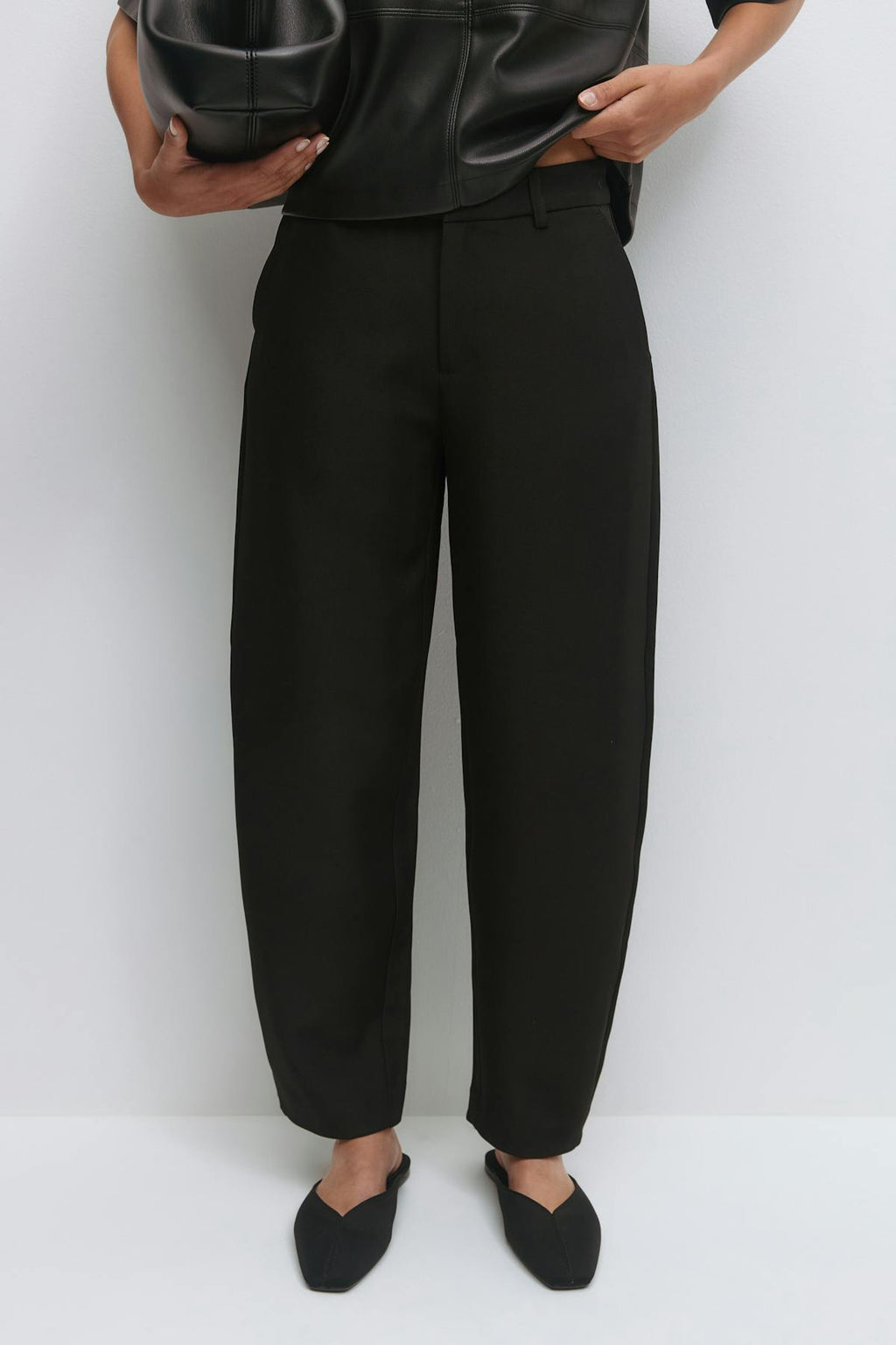 Mid waist barrel trousers