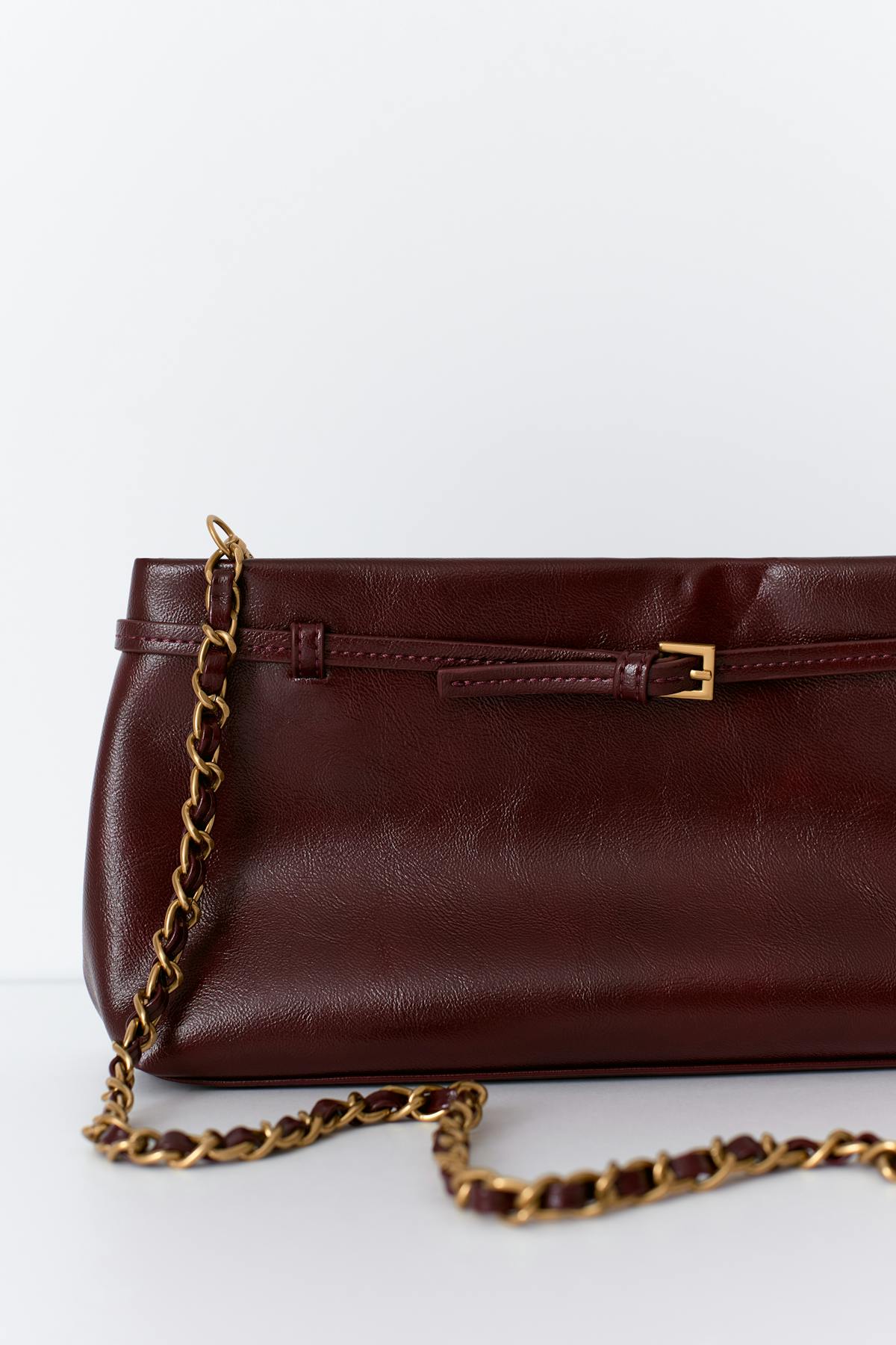 Chain strap clutch bag