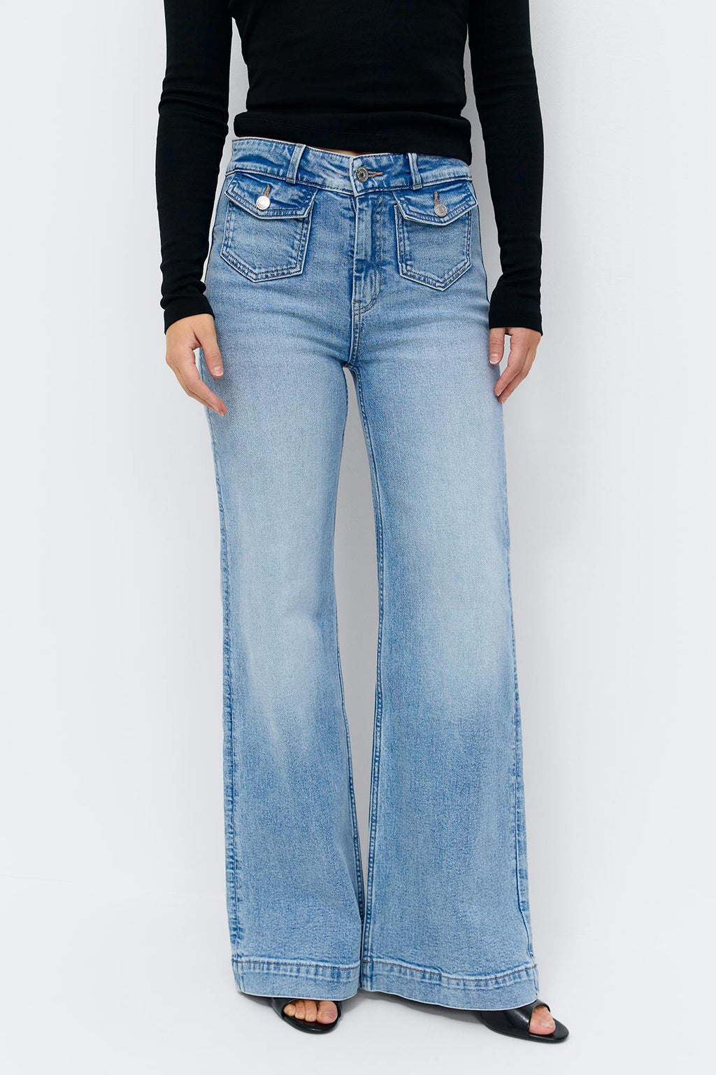 Front pocket flare jeans