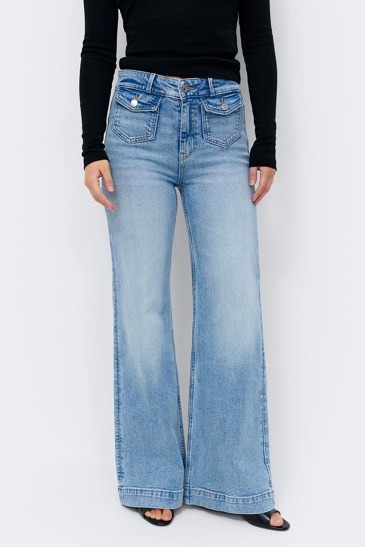 Front pocket flare jeans
