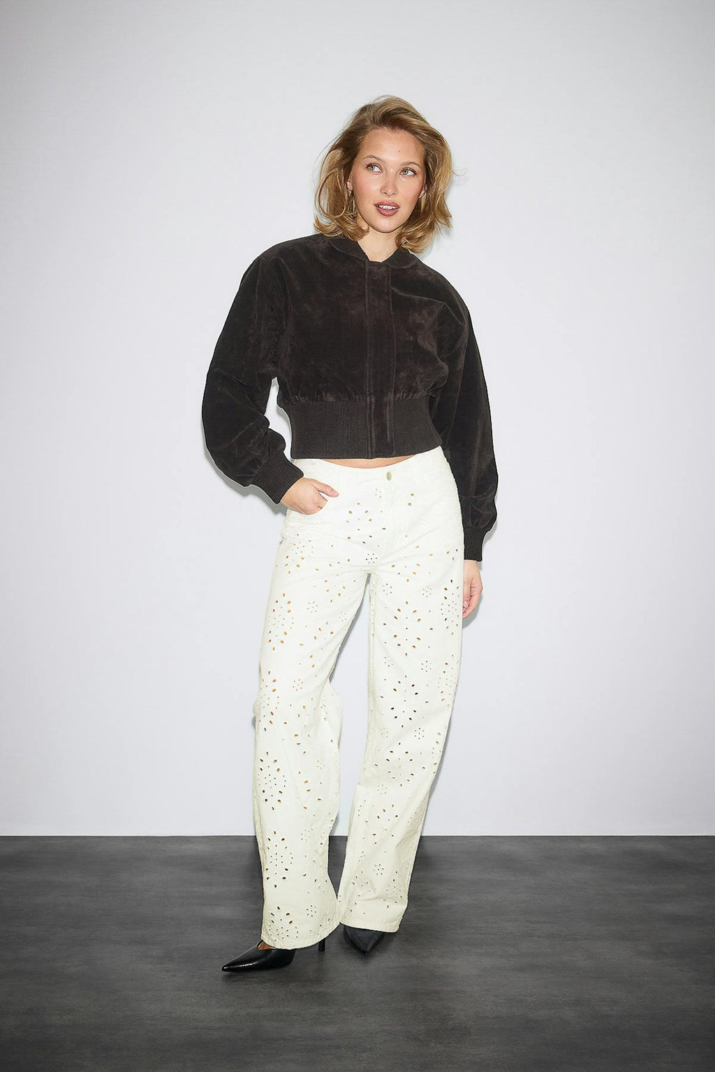 Broderie denim jeans