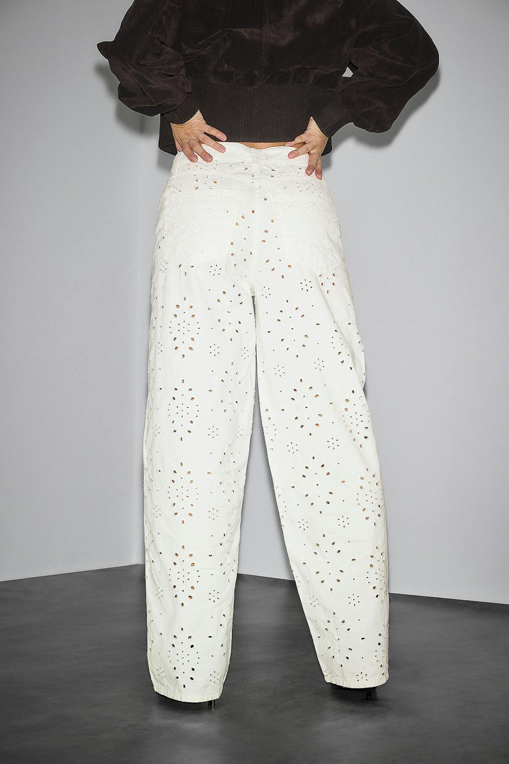 Broderie denim jeans