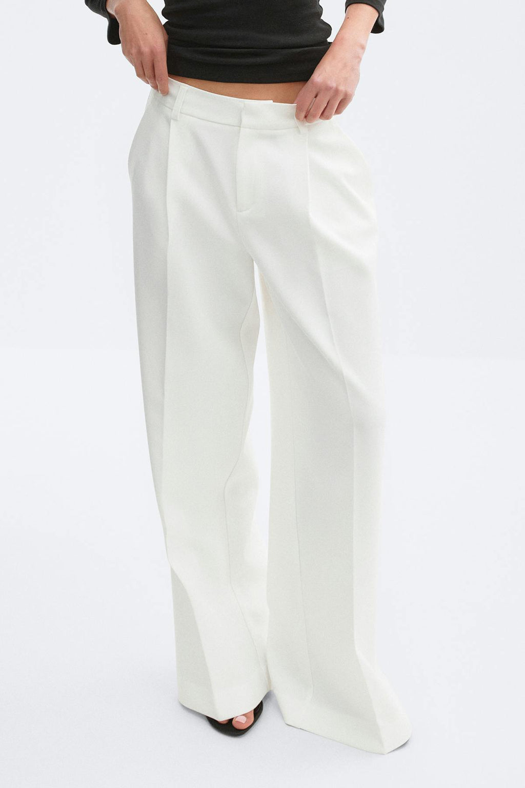 Mid waist pleated trousers