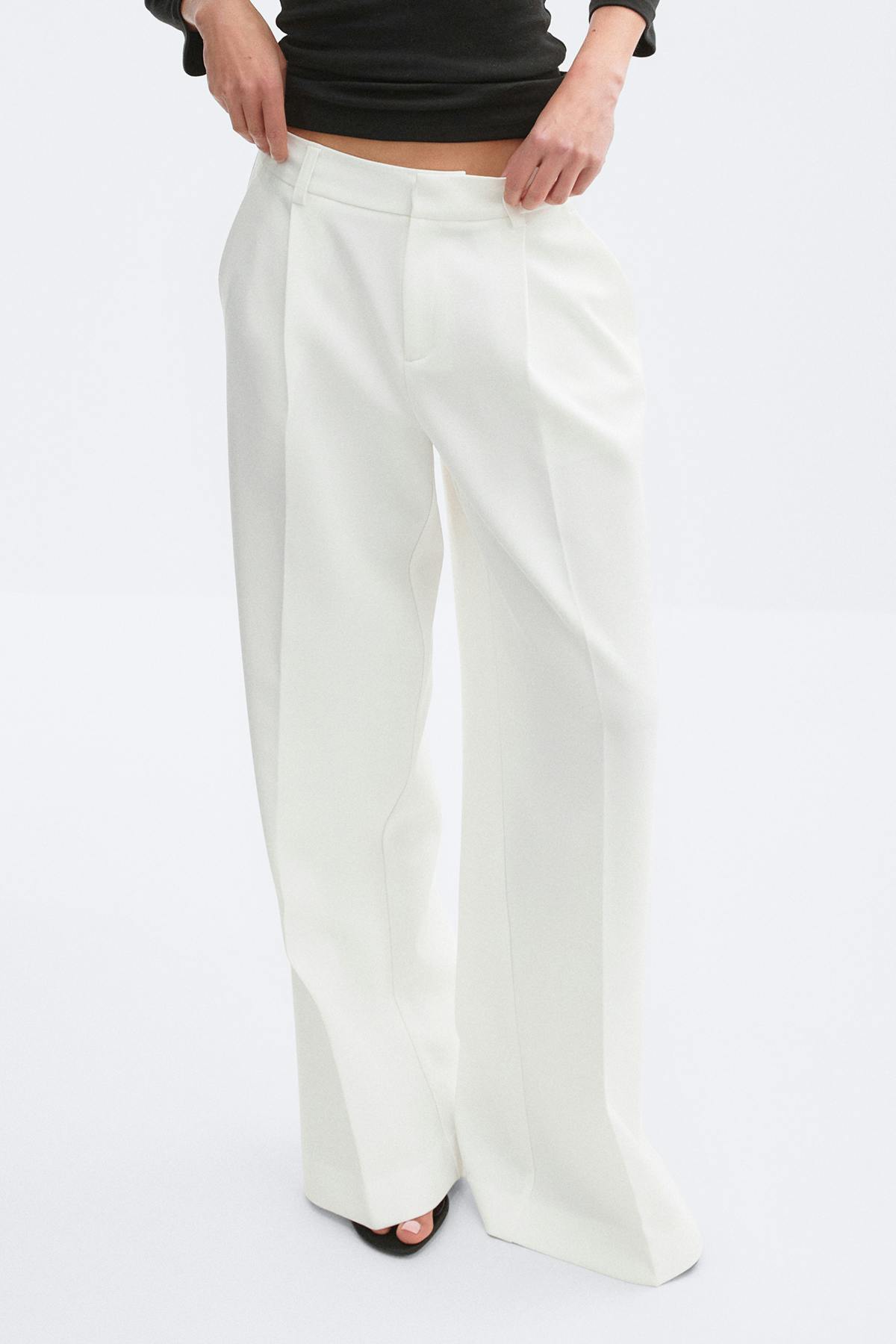 Mid waist pleated trousers