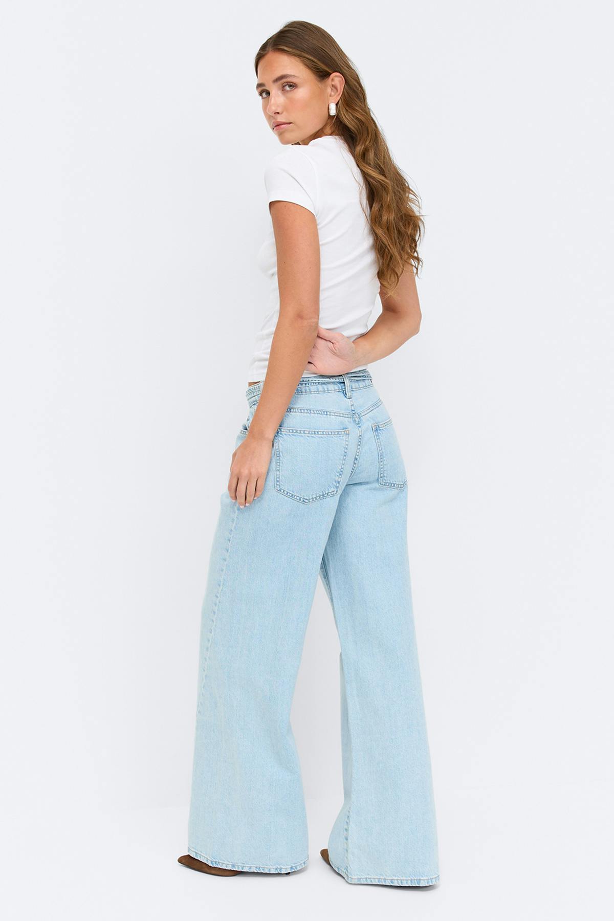 Twisted wide jeans
