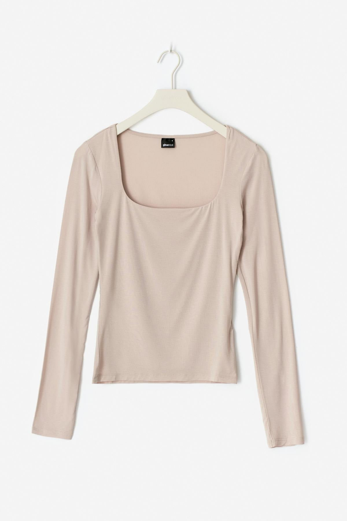 Scoop neck top