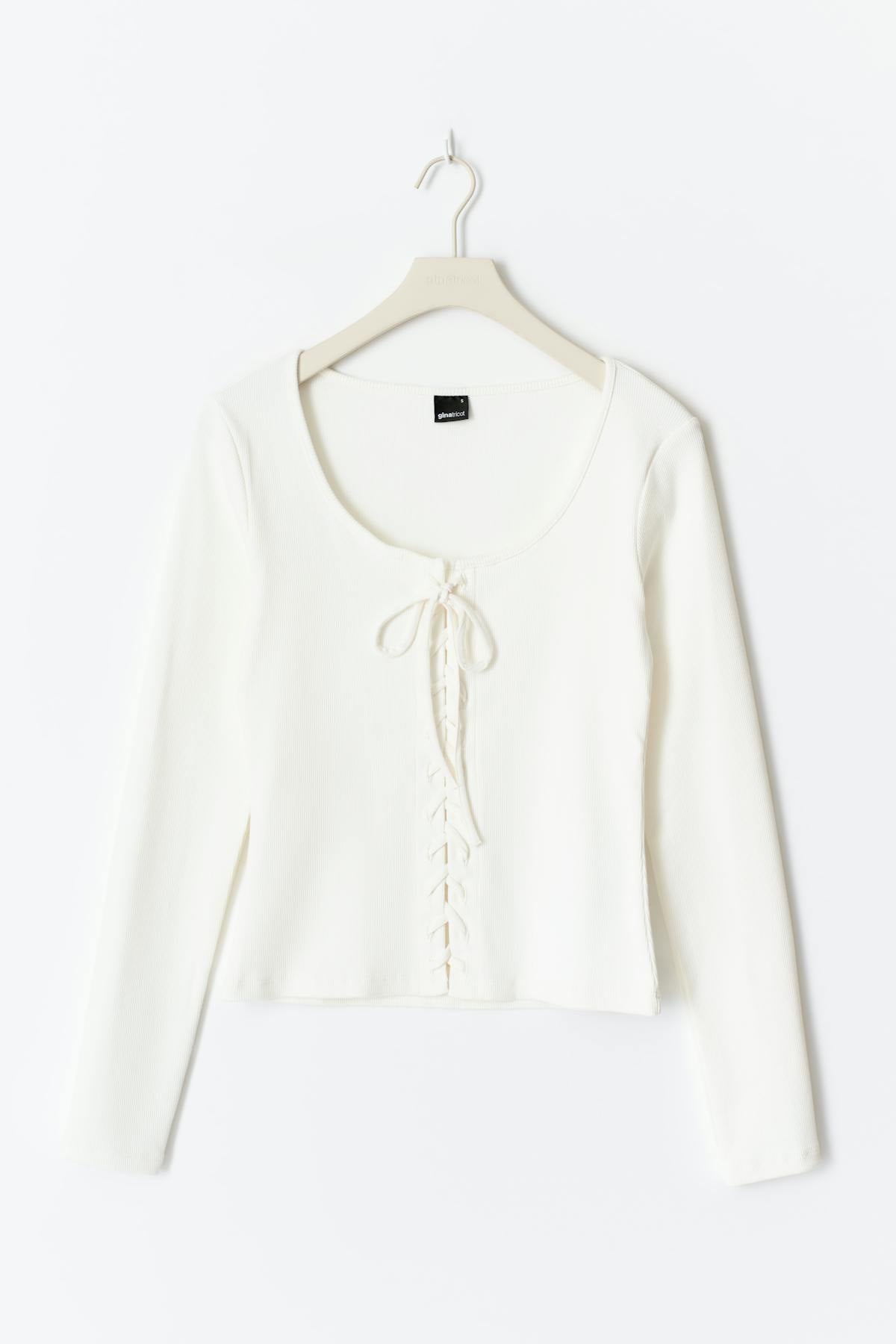 Lacing top
