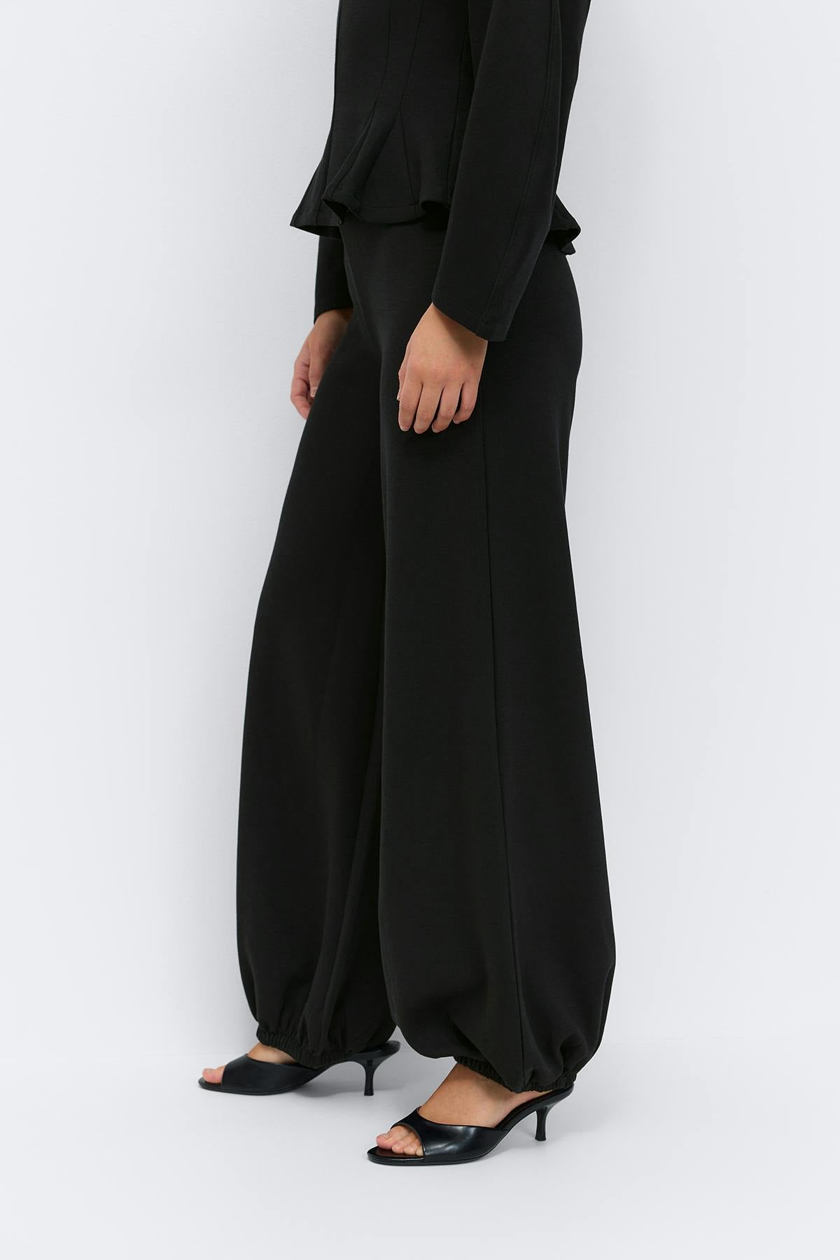 Balloon trousers