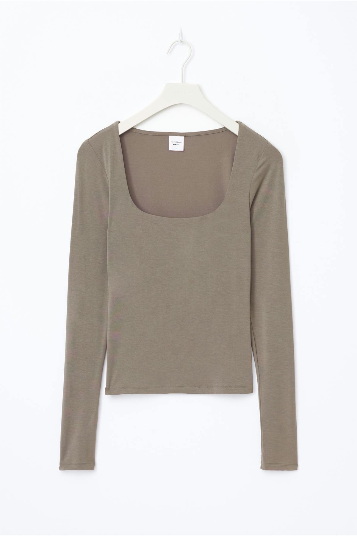 Slim fit scoop neck top