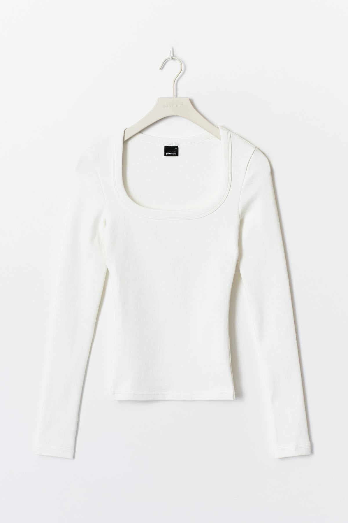 Super stretch scoop neck top