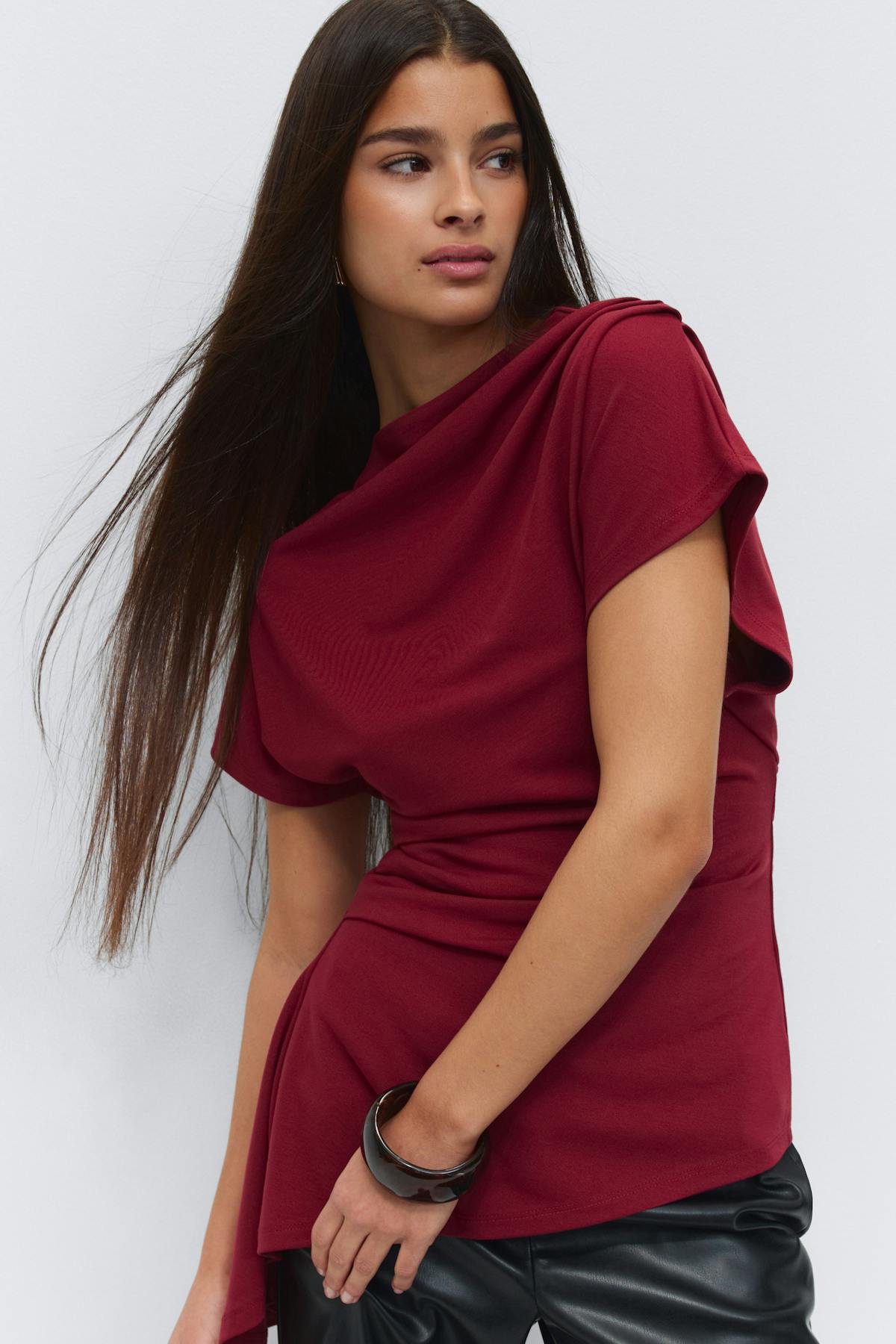 Asymmetric funnel neck top