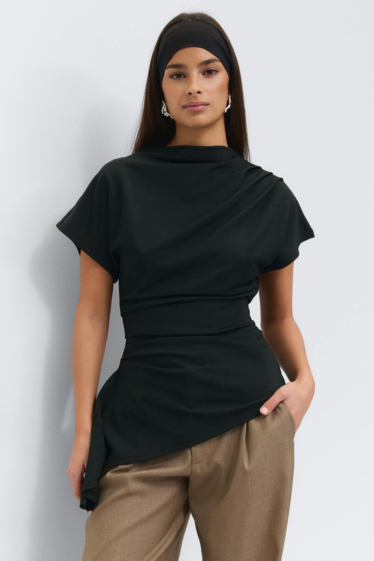 Asymmetric funnel neck top