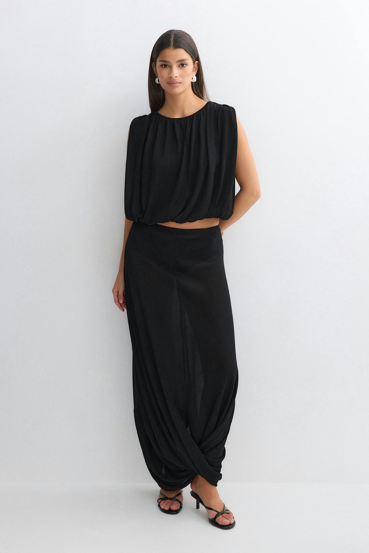 Flowy knitted skirt