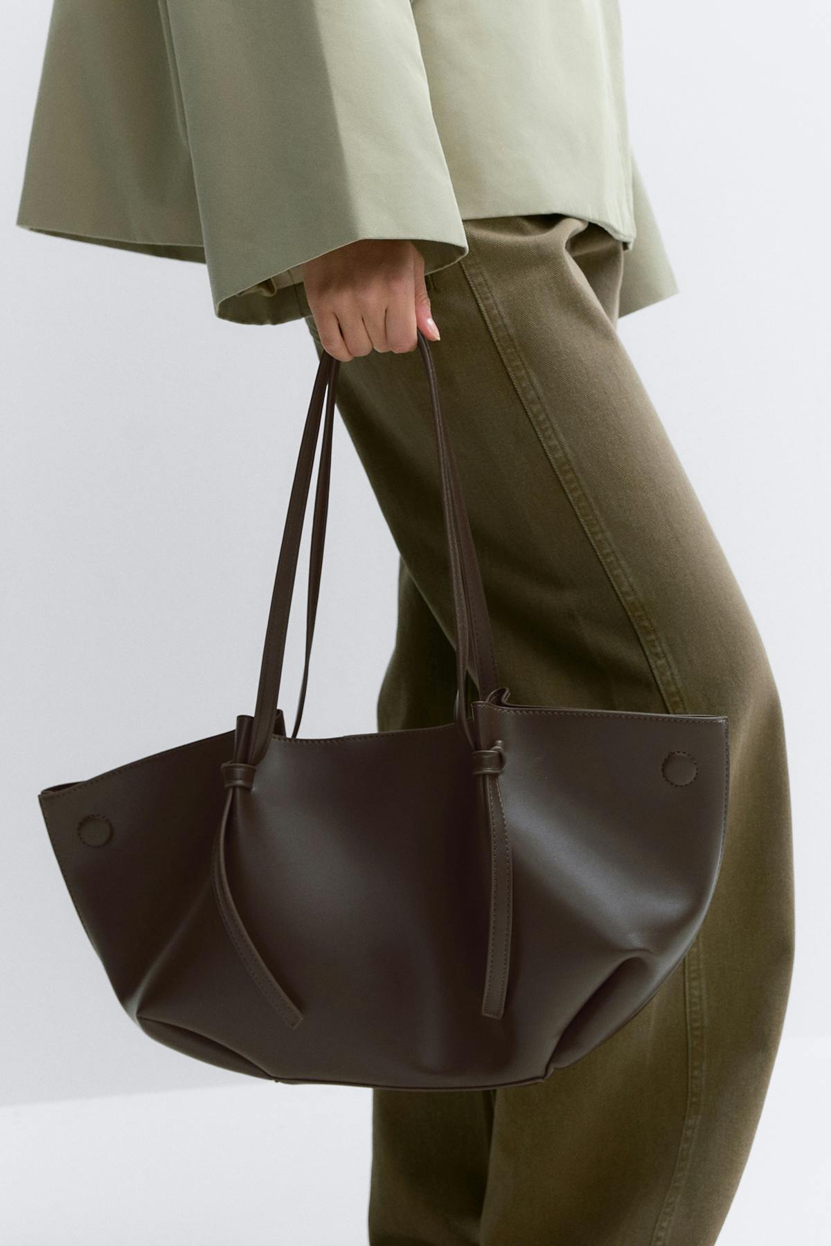 Strap handle tote bag