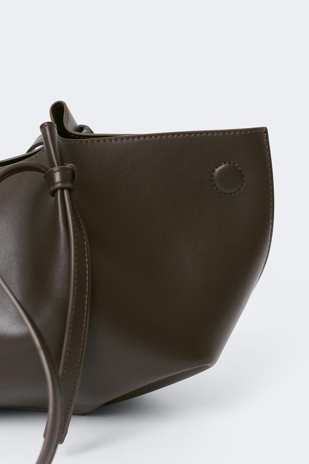 Strap handle tote bag