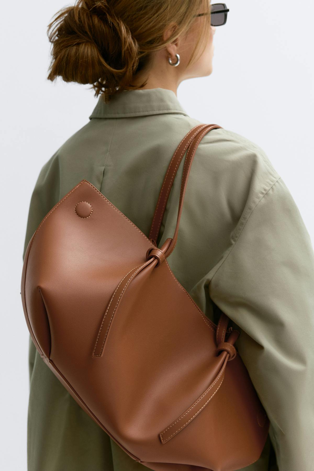 Strap handle tote bag