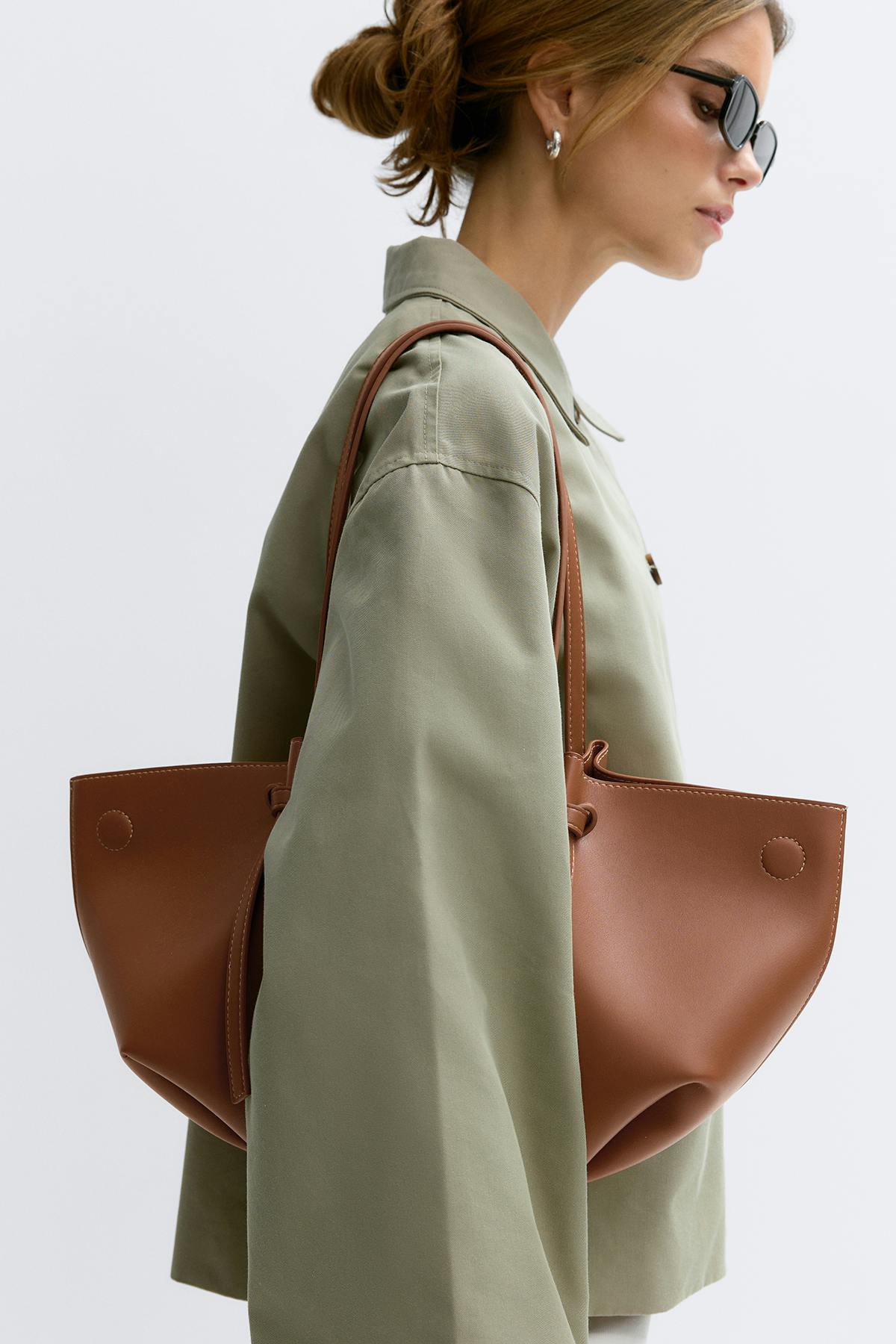 Strap handle tote bag
