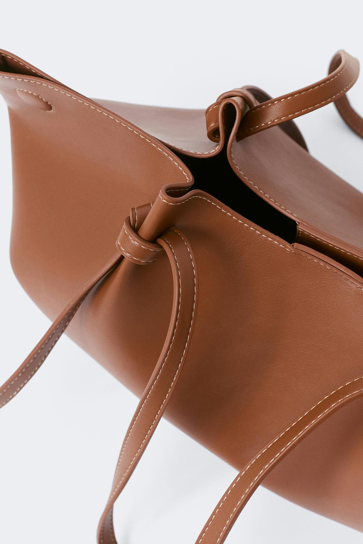 Strap handle tote bag